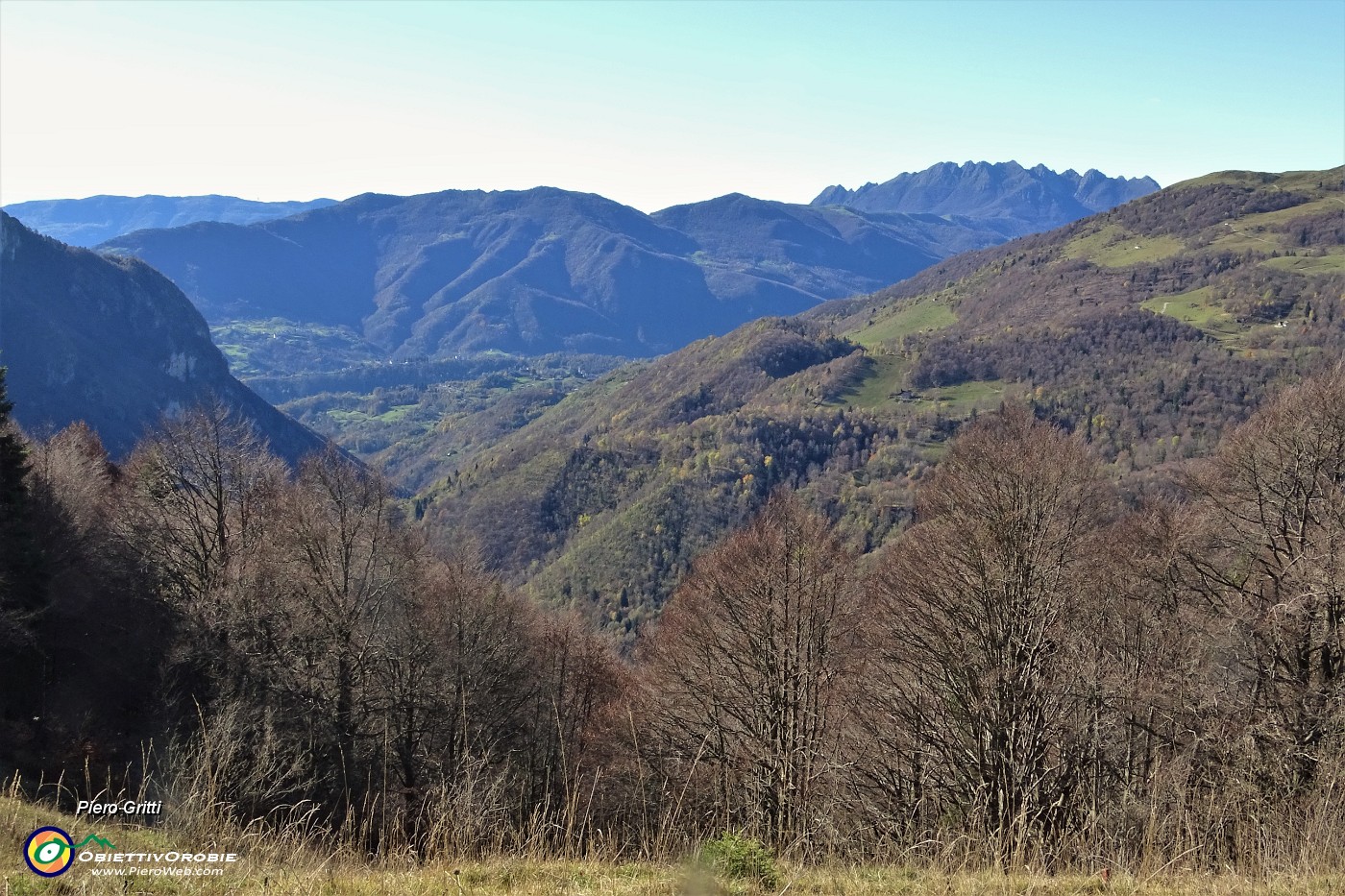 34 Dal Passo Baciamorti vista a sud verso la boscosa Valle Asinina.JPG